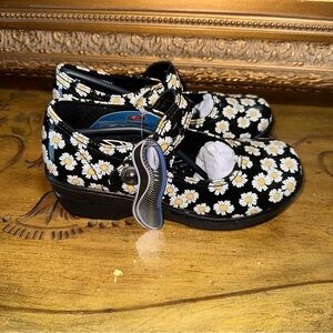 Easy Works by Easy Streets Women's Letsee Mary Jane Clogs Black with Daisies NWT